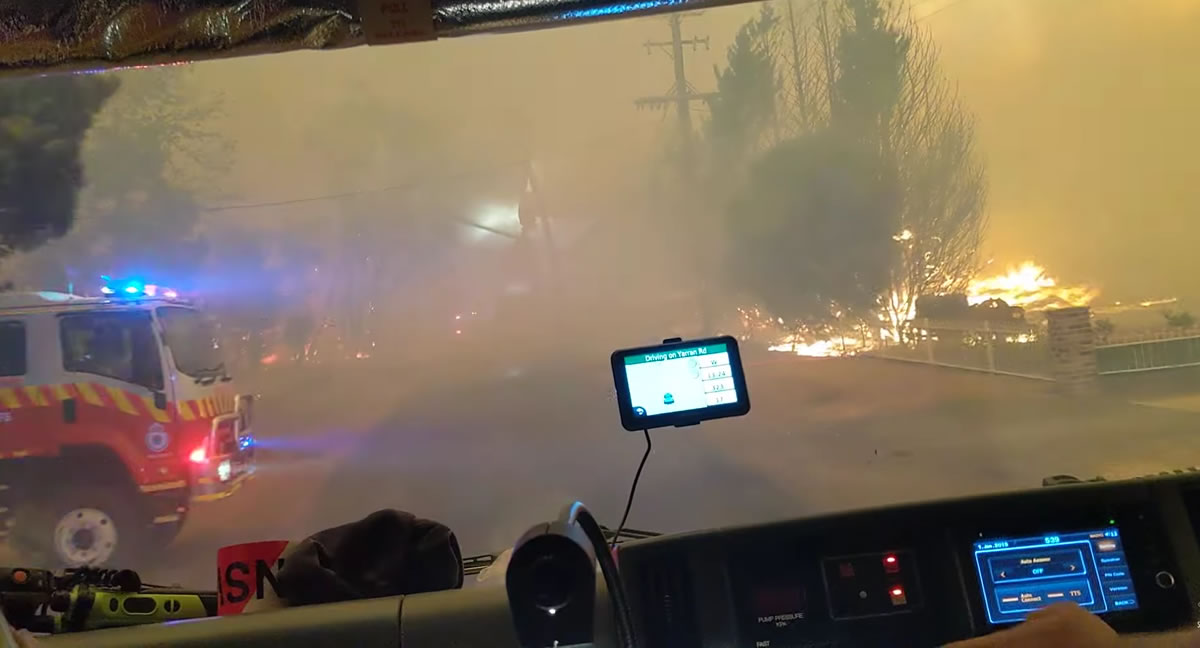 [VIDEO] ¿Cómo es ir a un incendio forestal en un camión de bomberos?