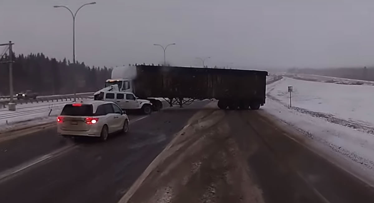 [VIDEO] Mira lo que pasa cuando conduces un camión muy rápido en la nieve