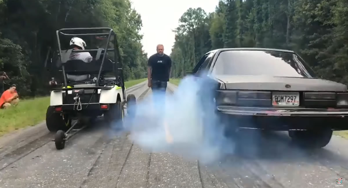 [VIDEO] ¿Quién ganará entre un Mustang Fox y un carrito de golf?