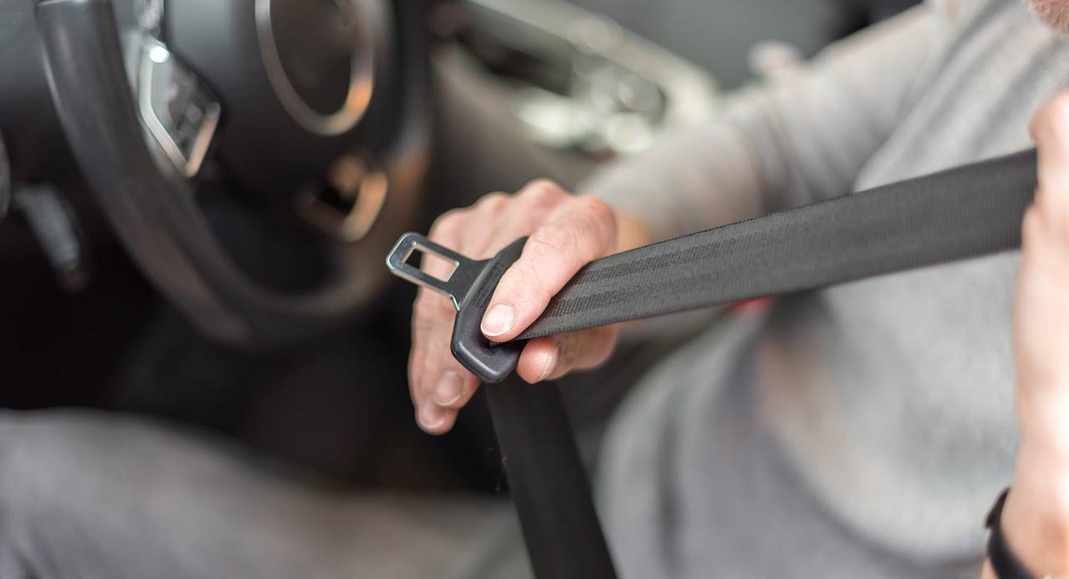 ¿Por qué no deberías conducir con el abrigo puesto?