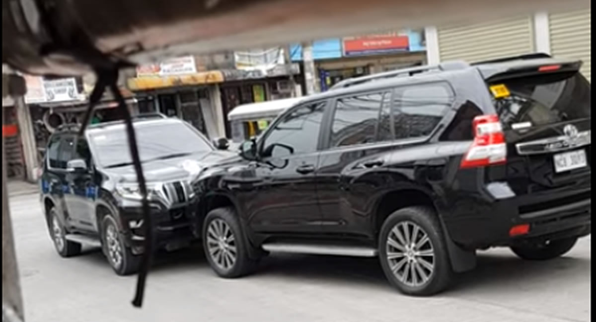 [VIDEO] Dos Landcruiser pelean por avanzar en una calle cerrada
