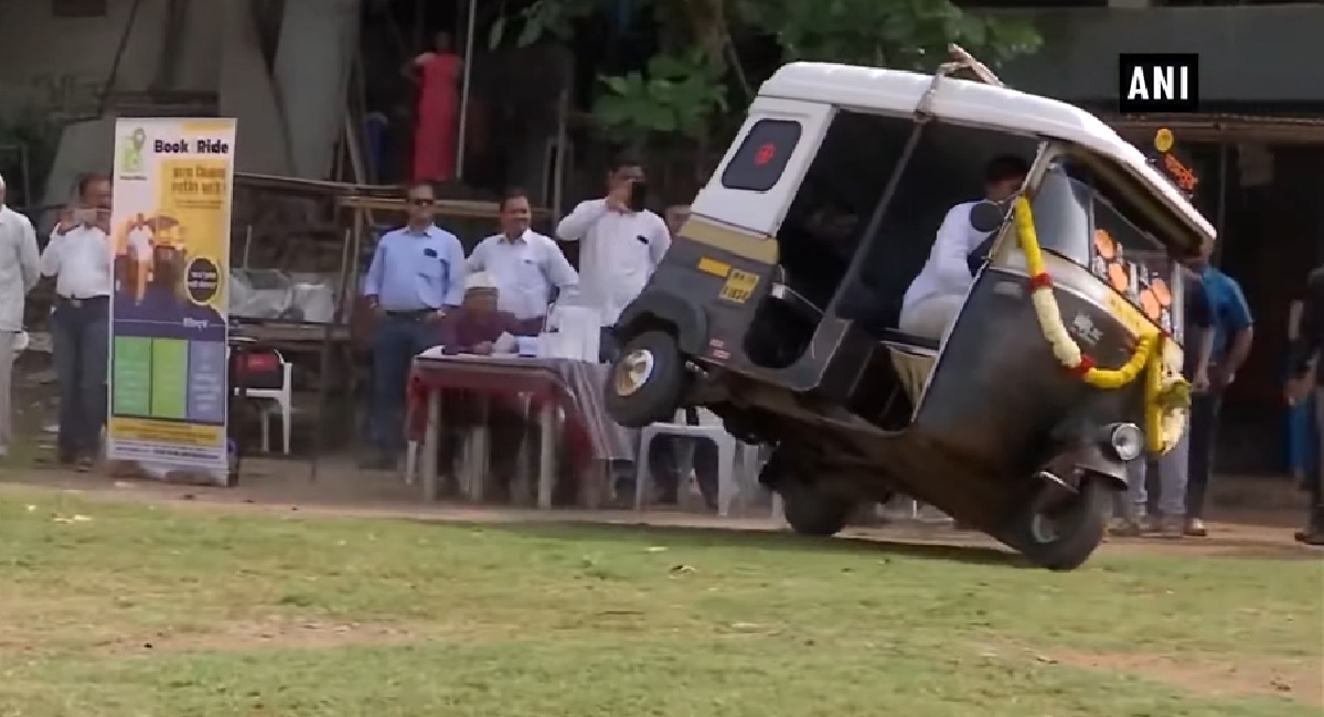 VIDEO ¿Puede un mototaxi hacer derrapes y maniobras brutales?
