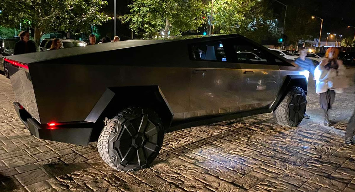 Tesla Cybertruck: captan a Elon Musk conduciéndola en Los Ángeles