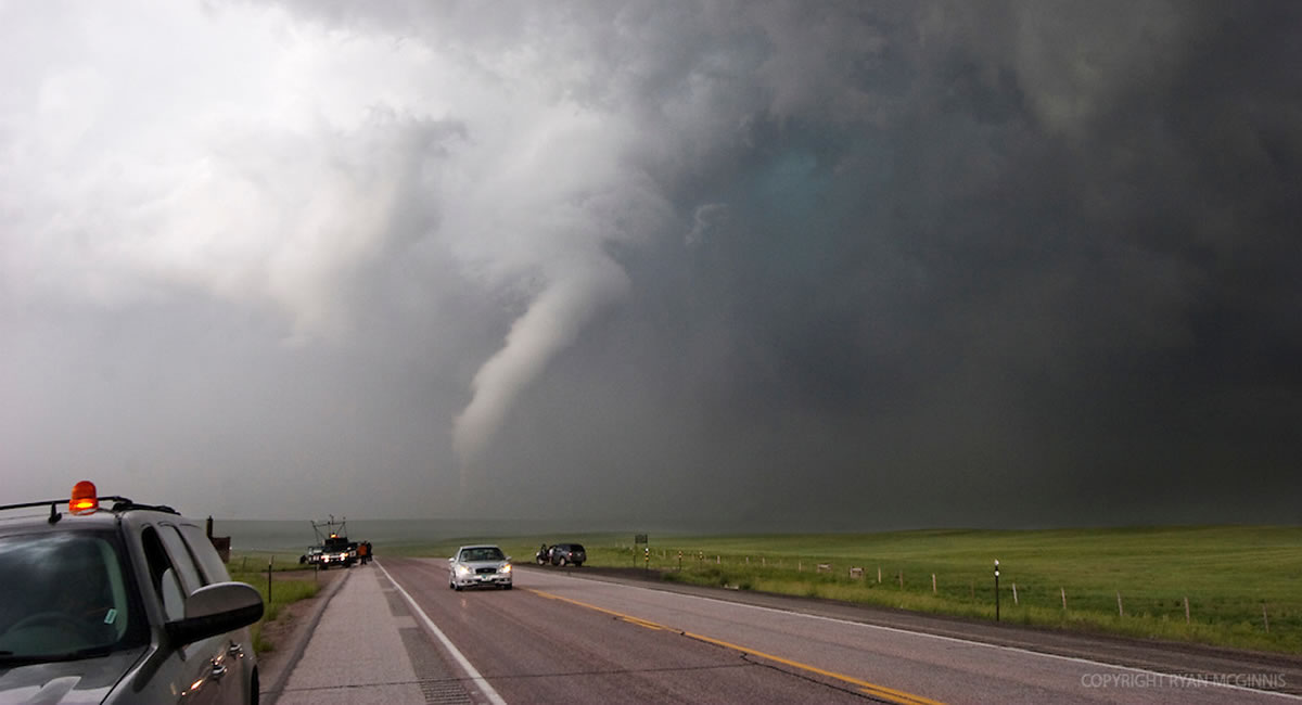 [VIDEO] Mira a este hombre escapar de un tornado con su auto