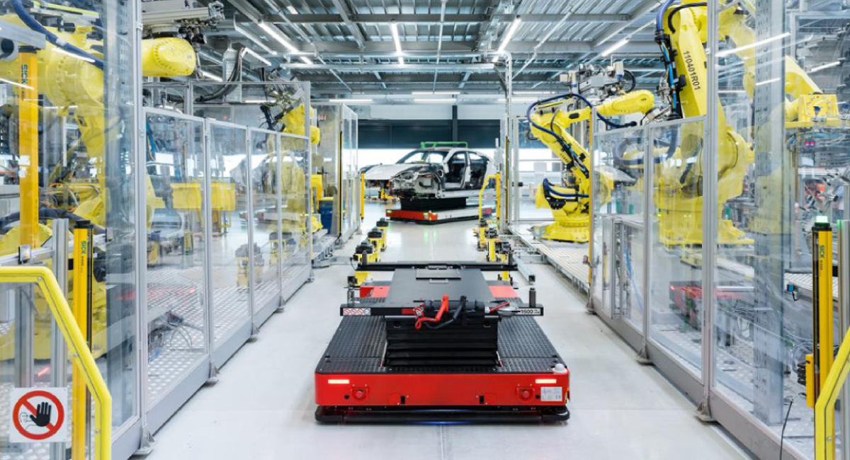La marca de autos alemana muestra nueva fabrica del futuro con la producción del Porsche Taycan.