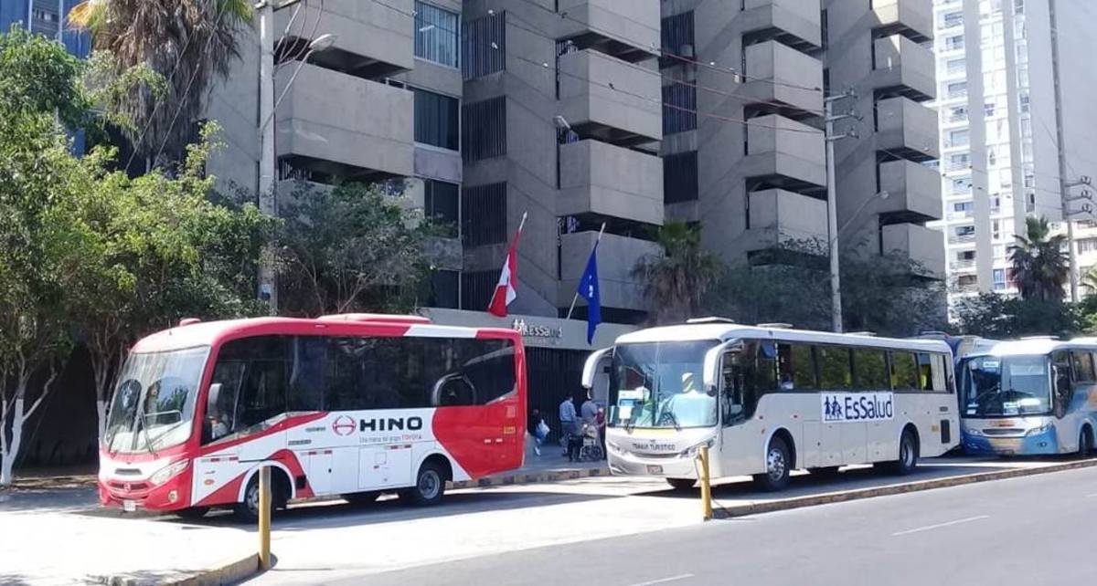 Hino facilita a Essalud un bus para el traslado de personal médico