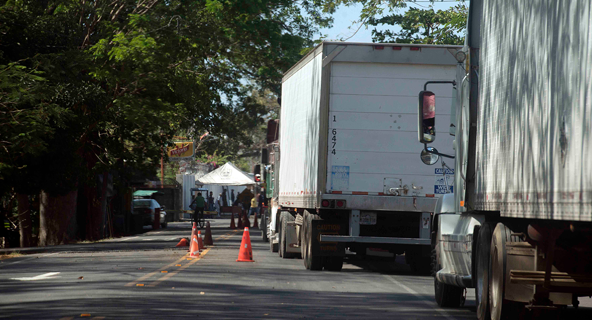 Perú suspenderá cobro de multas al transporte boliviano