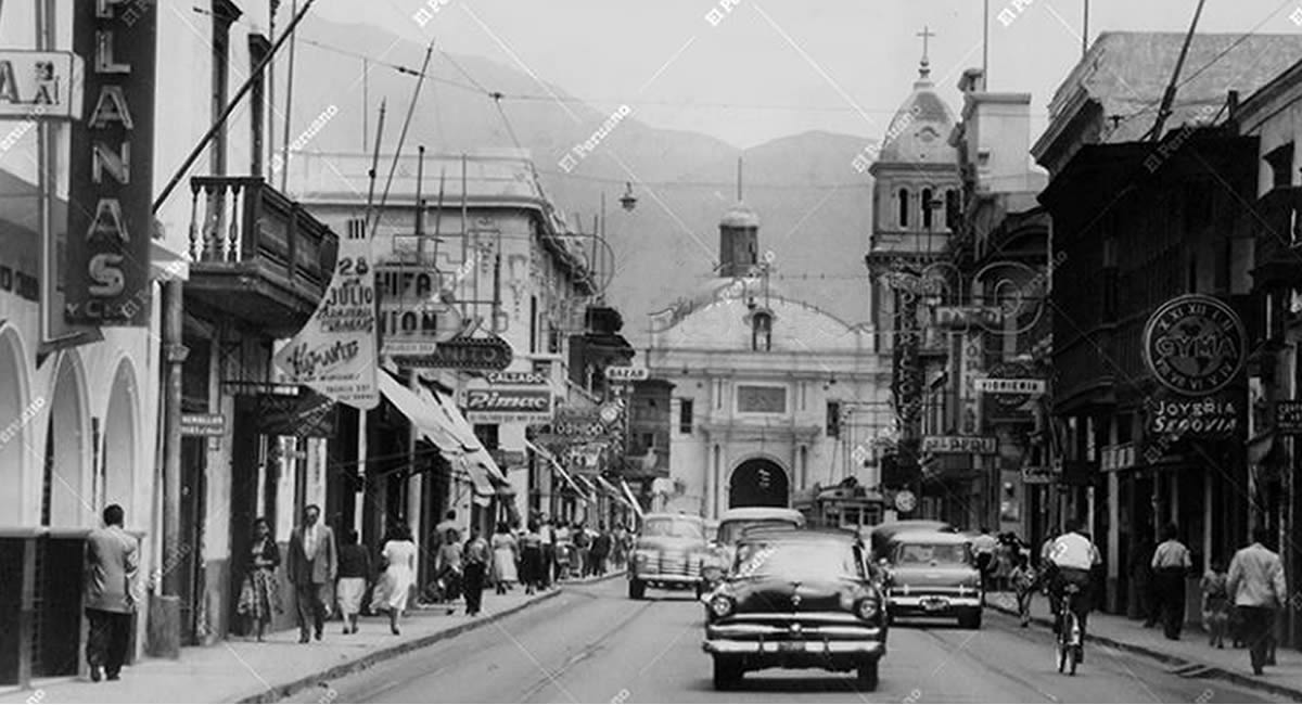 En una de las fotos posa la agrupación 'Los Destellos' sobre un deportivo.