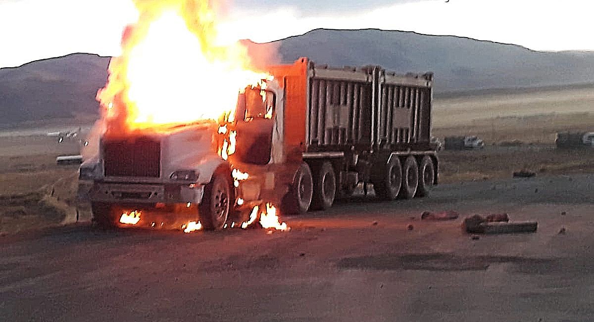 Cusco: manifestantes queman dos vehículos que operaban para “Las Bambas”