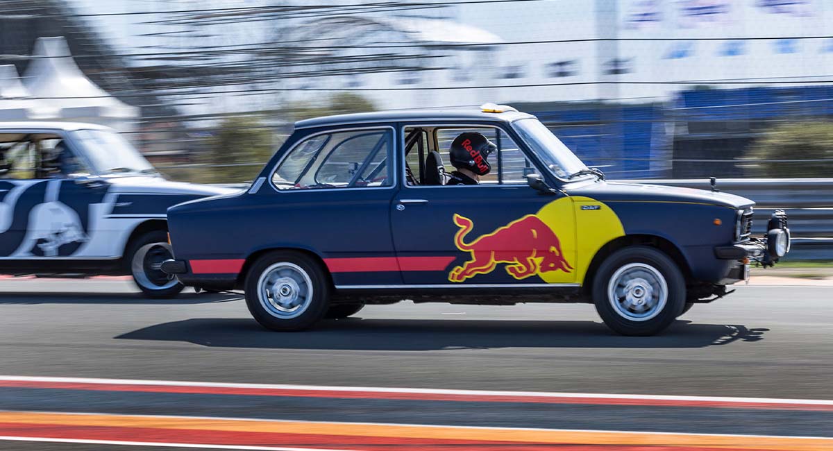 Max Verstappen y Yuki Tsunoda en divertida carrera en retroceso