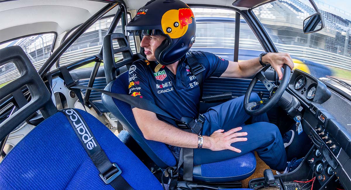 Max Verstappen y Yuki Tsunoda en divertida carrera en retroceso