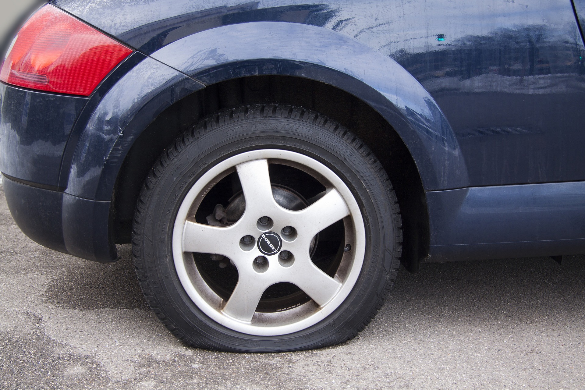 Neumáticos: ¿por qué debes llevar un compresor de aire portátil en el auto?
