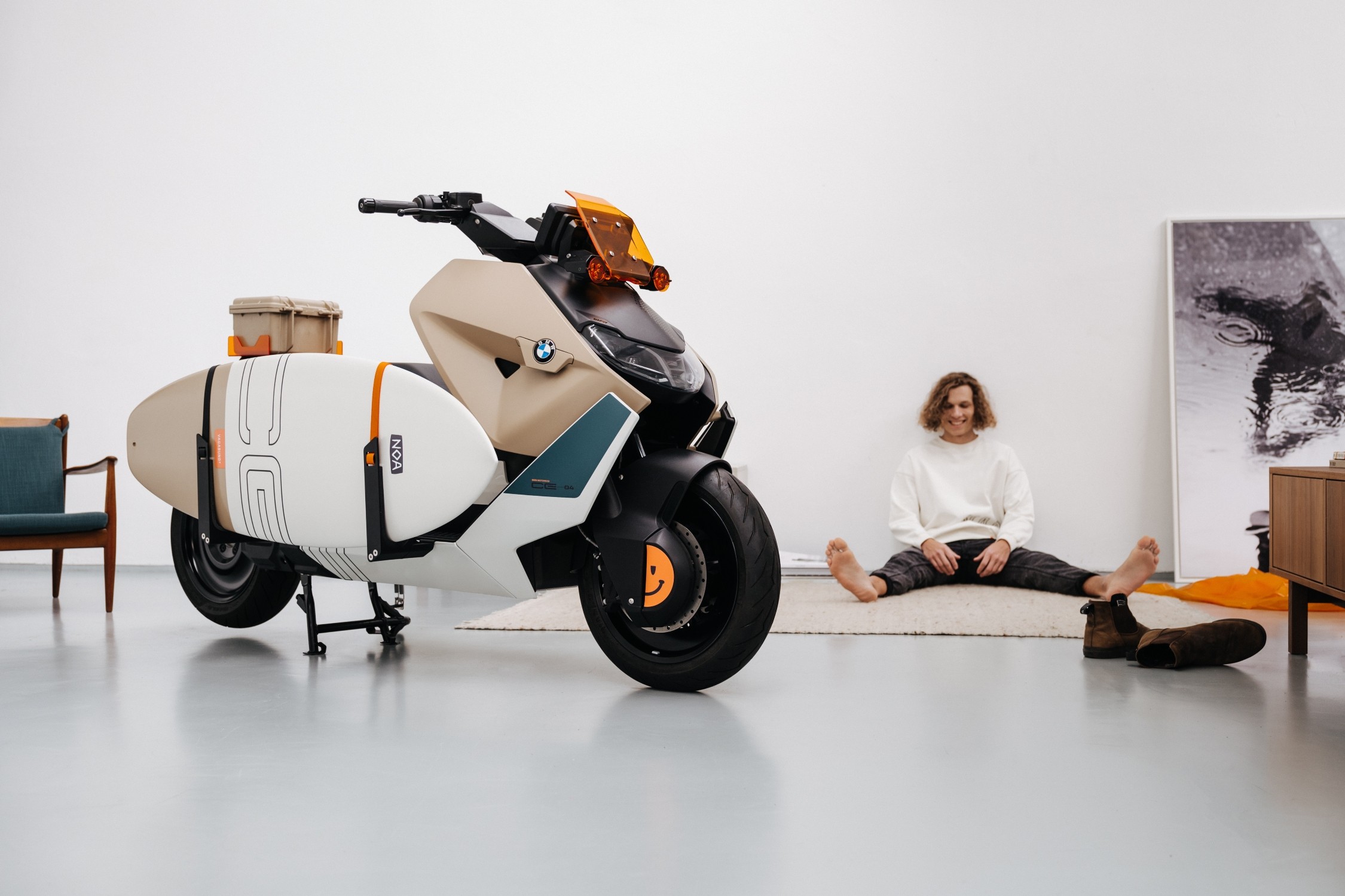 BMW CE 04 Vagabund Moto Concept: el scooter eléctrico en el que se puede llevar una tabla de surf