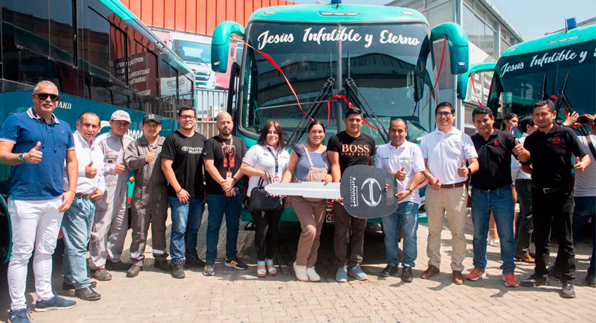 Avance en el transporte minero: Hino Mitsui y Apple Bus entregan buses para el traslado de personal en la zona norte