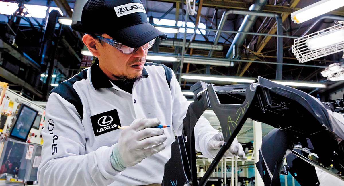 Maestros Takumi, el legado del tacto humano en cada detalle de un auto de lujo